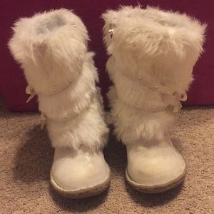 Toddler Girl’s Size 6 White Fur Boots